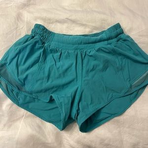 LULULEMON  HOTTY HOT SHORT 2.5 length